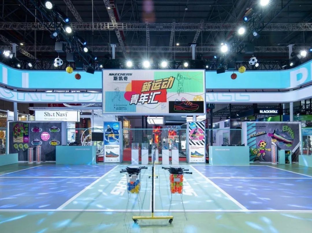 武漢展覽設(shè)計搭建公司領(lǐng)你看最具有創(chuàng)意00家企業(yè)展臺的2023進(jìn)博會(斯凱奇展臺)5